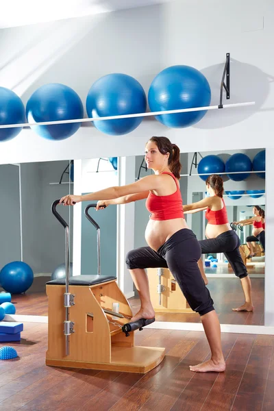 Mulher grávida pilates exercício wunda cadeira — Fotografia de Stock