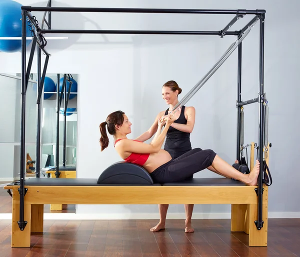 Mulher grávida pilates reformador roll up exercício — Fotografia de Stock