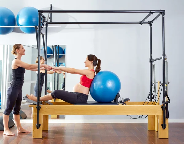 Gravid kvinna pilates reformatorn fitball motion — Stockfoto