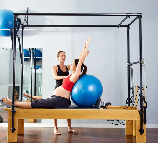 Těhotná žena pilates cvičení fitball reformátor — Stock fotografie