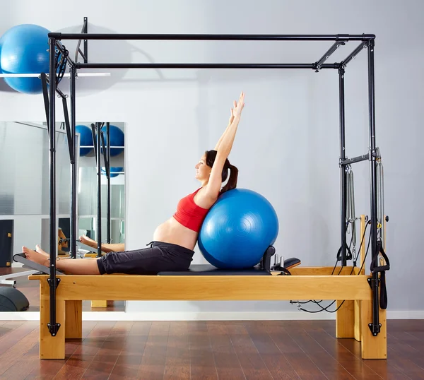 Hamile kadın pilates reformer fitball egzersiz — Stok fotoğraf
