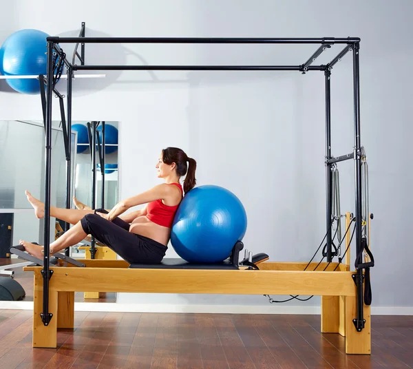 Donna incinta pilates riformatore fitball esercizio — Foto Stock