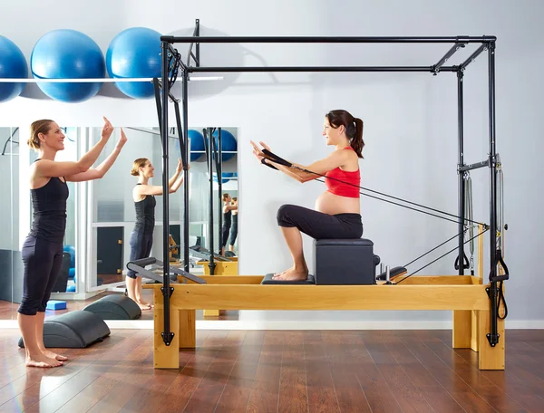 Mulher grávida pilates reformador caixa curta — Fotografia de Stock