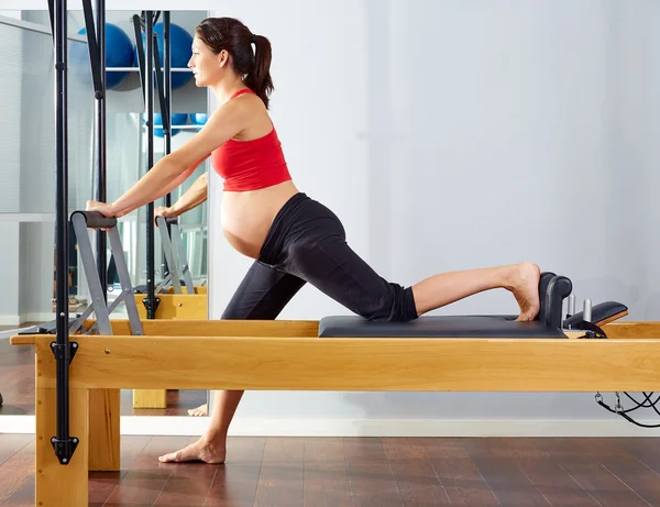 Mujer embarazada pilates reformador cadillac ejercicio —  Fotos de Stock