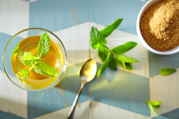 Grüner Tee mit marokkanischer Minze — Stockfoto