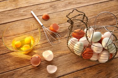 Vintage tavuk şekil sepeti ve shaker ahşap üzerine yumurta