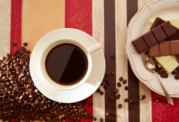 Tasse à café avec chocolat et grains de café — Photo