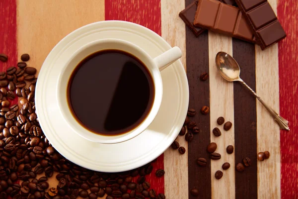 Koffiekopje met chocolade en koffie bonen — Stockfoto