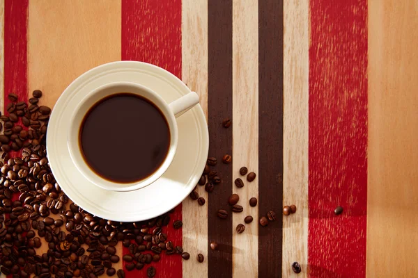 Kaffeetasse mit Schokolade und Kaffeebohnen — Stockfoto