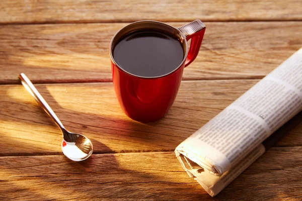 Café taza roja periódico desayuno por la mañana en madera — Foto de Stock