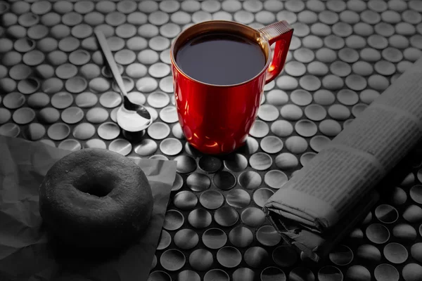 Café periódico taza roja y desayuno hecho por la mañana —  Fotos de Stock