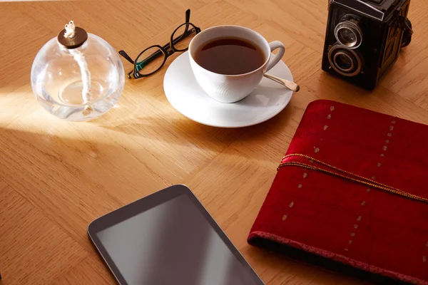 Morgon frukost kaffe med vintage kamera — Stockfoto