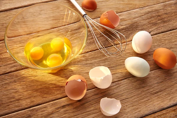 Ägg och shaker på trä med blå påsk vit och brun — Stockfoto