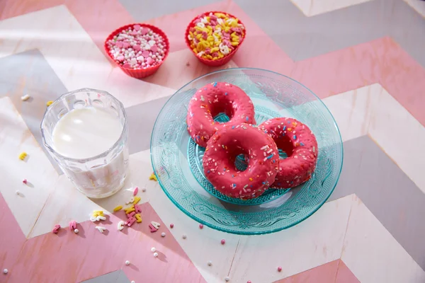 子供パーティー ピンク ミルク donas とカップケーキの topings — ストック写真