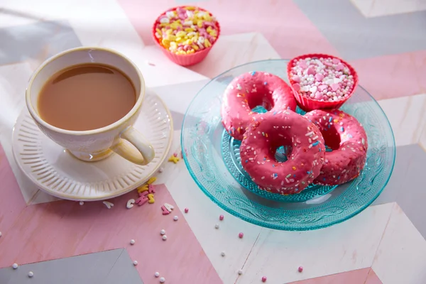 Čaj s mlékem snídani s růžovými donas — Stock fotografie
