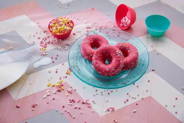 Κόμμα παιδιά με γάλα ροζ donas και cupcake topings — Φωτογραφία Αρχείου