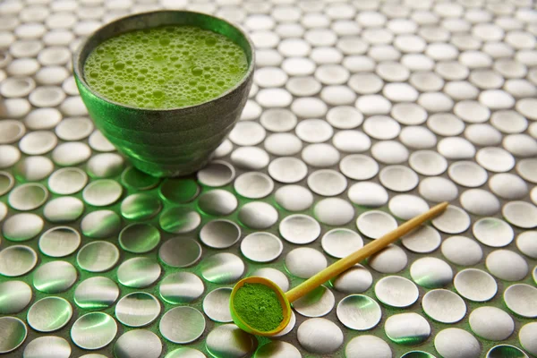 Matcha grönt te från Japan på rostfritt stål — Stockfoto