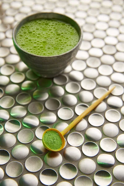 Matcha grönt te från Japan på rostfritt stål — Stockfoto