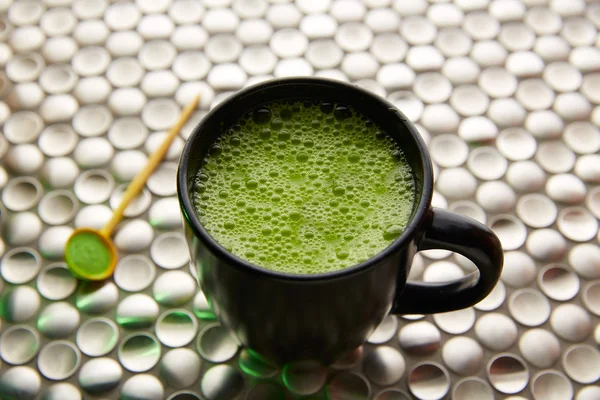 Thé vert Matcha du Japon sur acier inoxydable — Photo