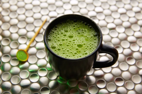 Matcha grönt te från Japan på rostfritt stål — Stockfoto