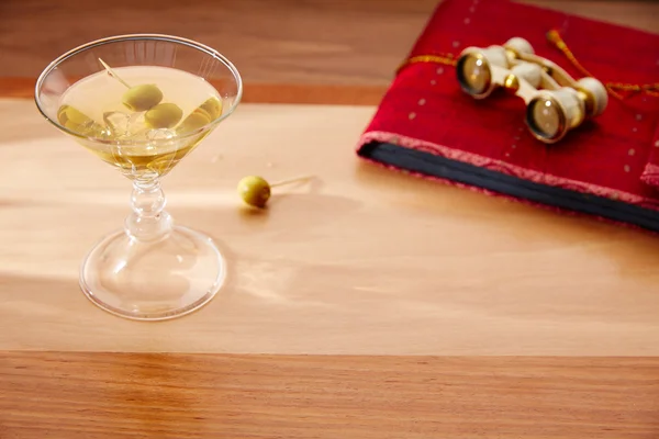 Witte vermouth cocktail met vintage verrekijkers — Stockfoto
