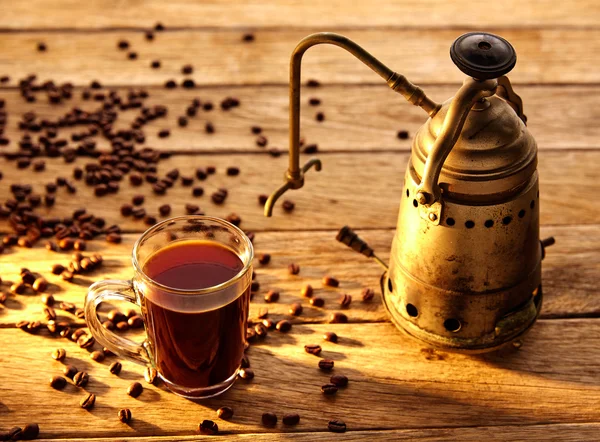 Coffee with vintage machine on aged wood — Stock Photo, Image