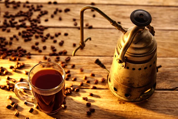 Coffee with vintage machine on aged wood — Stock Photo, Image