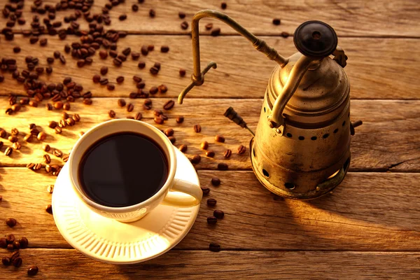 Kaffee mit Vintage-Maschine auf altem Holz — Stockfoto