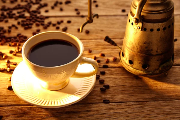 Koffie met vintage machine op leeftijd hout — Stockfoto