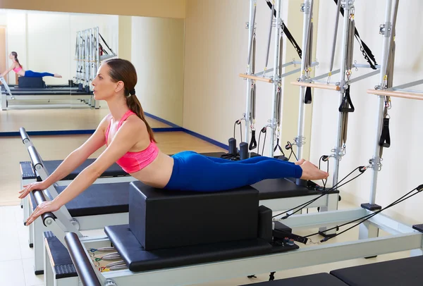 Pilates Reformer Frau kurze Box Schwan Übung — Stockfoto