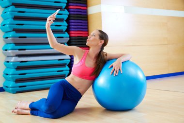 Pilates kadın selfie telefon kendi kendine portre çekimleri