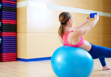 Pilates kadın selfie telefon kendi kendine portre çekimleri