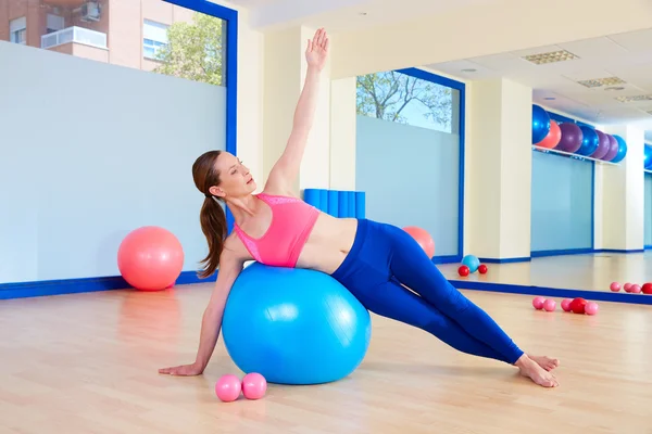 Pilates mulher fitball lado dobrar exercício treino — Fotografia de Stock