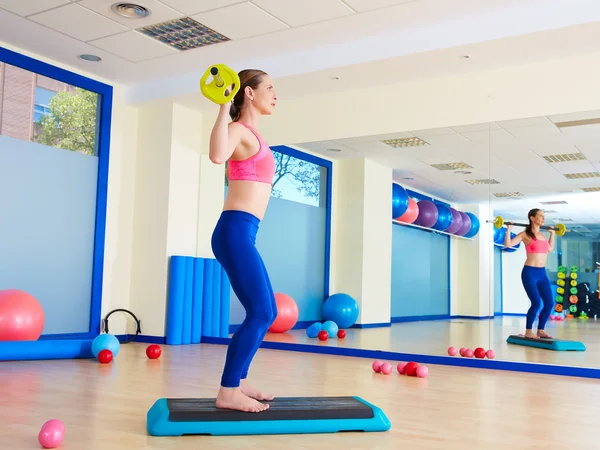 Gym femme haltères squats exercice séance d'entraînement — Photo