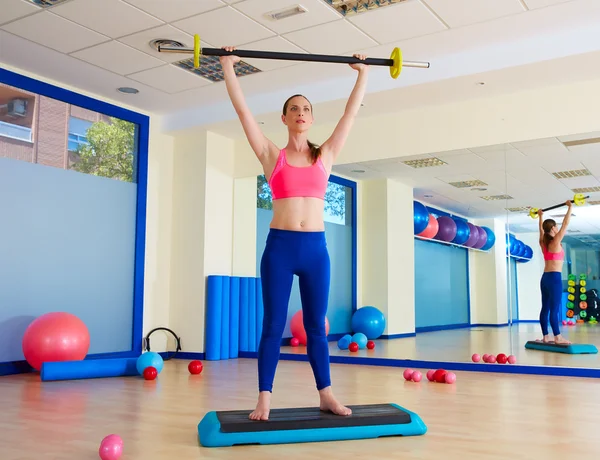 Palestra donna bilanciere esercizio di allenamento in palestra — Foto Stock