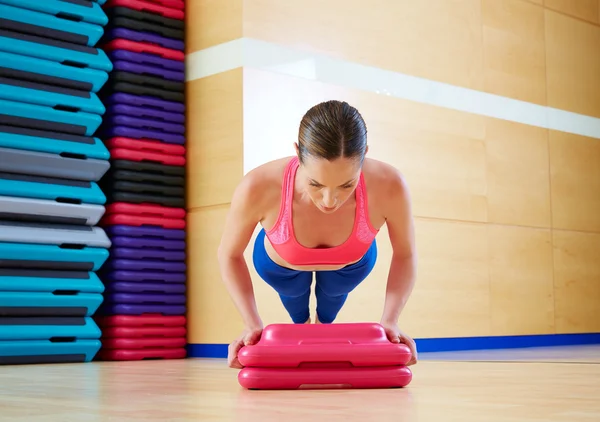 Empuje hacia arriba push-ups ejercicio de la mujer —  Fotos de Stock