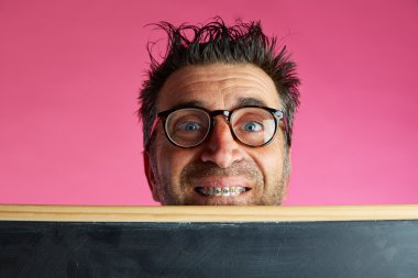 İnek adam deli blackboard komik jest arkasında