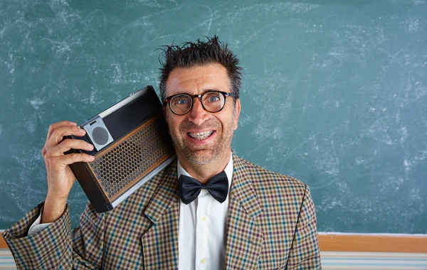 Nerd homem retro bobo com aparelho e rádio vintage — Fotografia de Stock