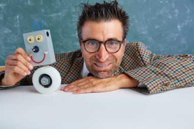 İnek elektronik teknisyeni ile kendini robot yaptı
