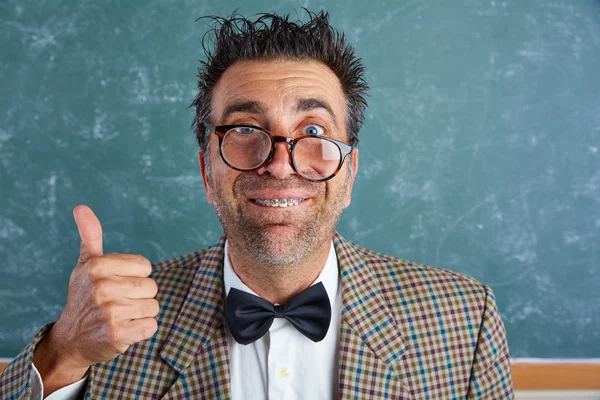 Nerd alberner Retro-Mann mit Zahnspange witziger Ausdruck — Stockfoto