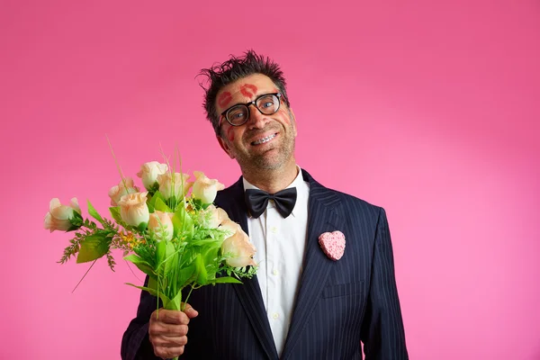 Hombre nerd con pintalabios marca la cara el día de San Valentín —  Fotos de Stock