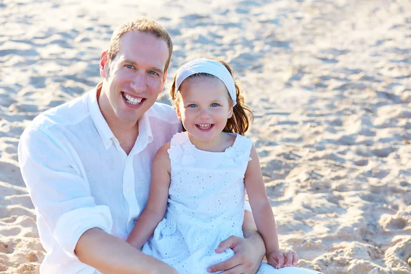 Pai e filha na areia da praia juntos — Fotografia de Stock