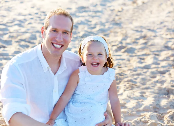 Pai e filha na areia da praia juntos — Fotografia de Stock