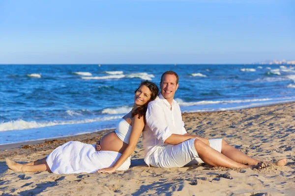 Hermosa pareja embarazada en la playa — Foto de Stock