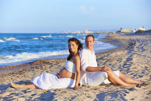 Hermosa pareja embarazada en la playa —  Fotos de Stock