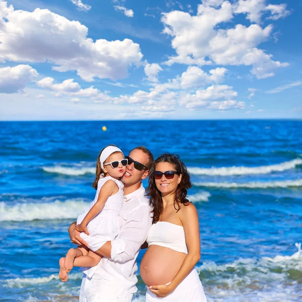 Famiglia sulla spiaggia madre incinta — Foto Stock