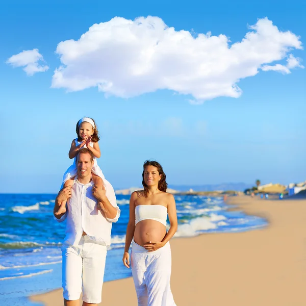 Família feliz na areia da praia caminhando — Fotografia de Stock