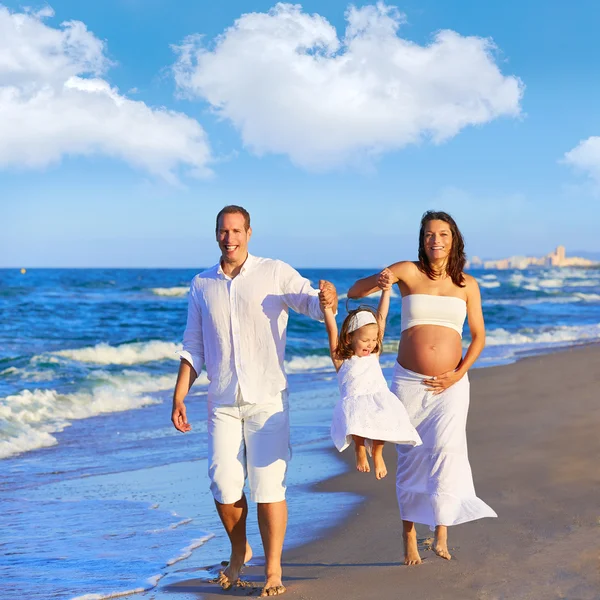 Família feliz na areia da praia caminhando — Fotografia de Stock