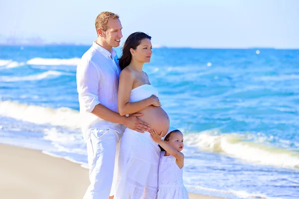 Familia en la playa madre embarazada — Foto de Stock