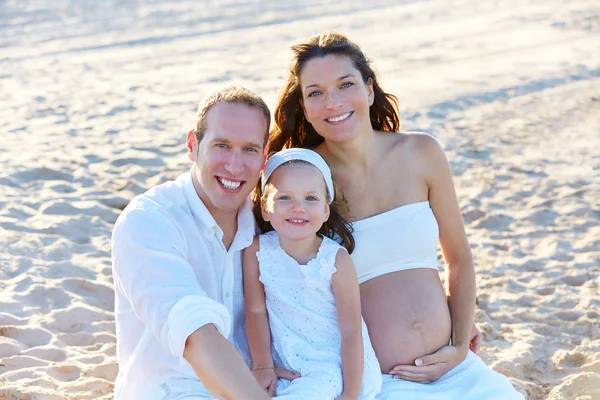 Familj med gravid mamma på stranden sand — Stockfoto